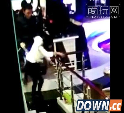 男子玩lol被拔电源痛打女友