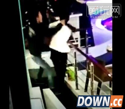 男子玩lol被拔电源痛打女友