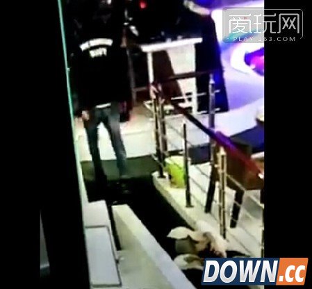 男子玩lol被拔电源痛打女友