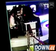 网吧玩英雄联盟团战被拔电源 男子痛殴女友