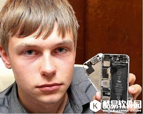 小伙iPhone5s自爆再买个5c