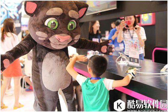 汤姆猫跑酷周年庆 CJ现场撩完妹就跑！