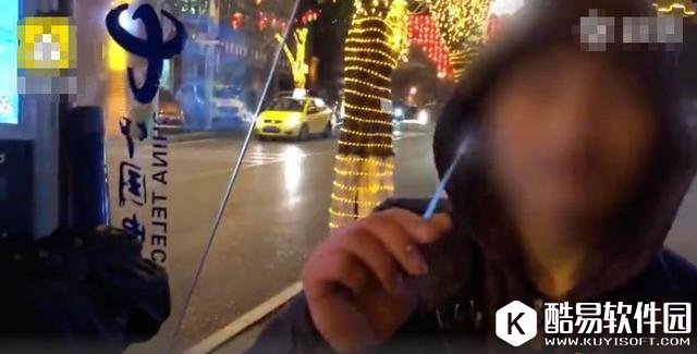 重庆一男子被曝“魔改”路边电话亭蹭网打游戏