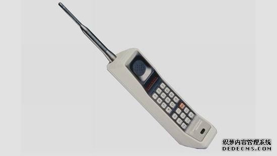 腾讯数码讯(编译:张秀梅)在iPhone、Phablet、四核处理器、大内存、1080p分辨率等等之前,当初的手机在现在看来真的很“垃圾”。还记得当初那些让我们兴奋的手机功能吗?彩色屏幕、30万像素的摄像头、滑盖设计,每一项创新都对手机产品的发展拥有划时代的意义。