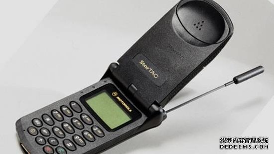 腾讯数码讯(编译:张秀梅)在iPhone、Phablet、四核处理器、大内存、1080p分辨率等等之前,当初的手机在现在看来真的很“垃圾”。还记得当初那些让我们兴奋的手机功能吗?彩色屏幕、30万像素的摄像头、滑盖设计,每一项创新都对手机产品的发展拥有划时代的意义。