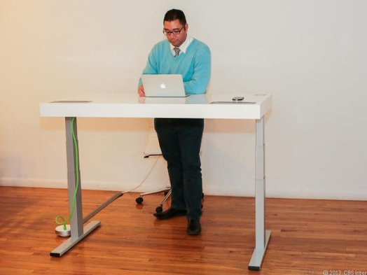 2万块的电脑桌什么样 想坐就坐想站就站