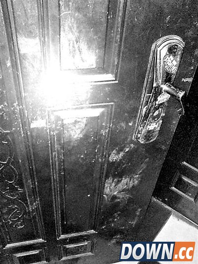 大门门锁已经被损坏，门上还多了一个大脚印。