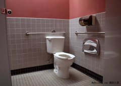 马桶座圈or手机：你会选择舔哪个