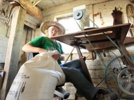 既能发电又能健身的脚踏车办公桌