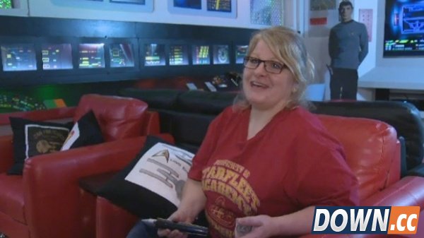 《星际迷航》女粉丝把自家地下室搞成太空舱