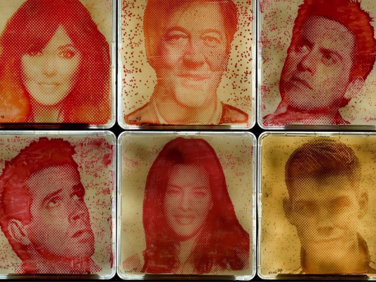 喷饭 英重口味科学家用名人腋汗培养细菌作画