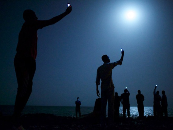 “寻找信号”摄影作品拿下世界新闻摄影大奖