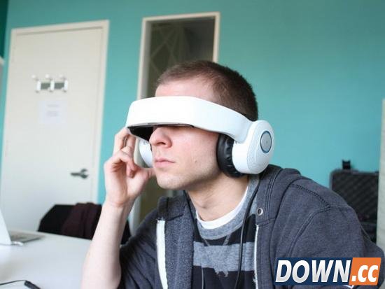 内置耳机的头戴显示器 功能强大但机身较重