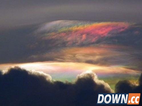 印度雨后惊现“五彩祥云” 如同电脑特效