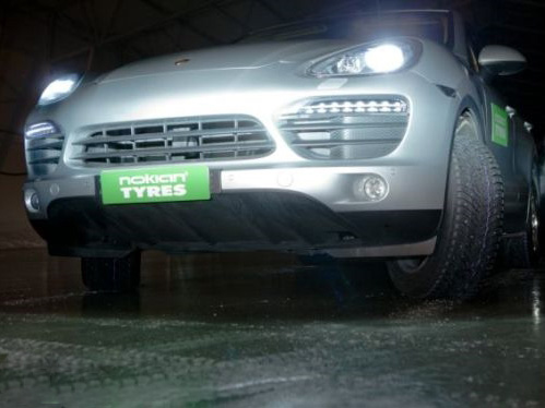 芬兰研制“变身”轮胎：防滑钉可雪地弹出