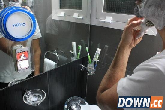 这款小配件让你可以淋浴时使用手机