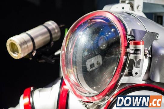 “钢铁侠”战甲让人类深海悬停