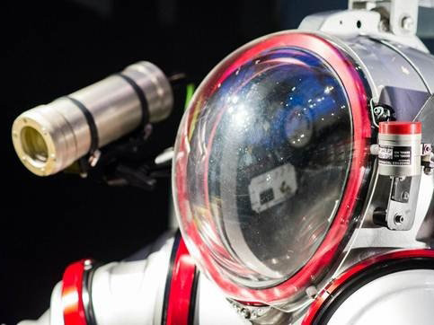 “钢铁侠”战甲让人类深海悬停