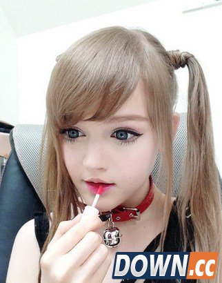 美版清纯真人芭比爆红 原照雷翻网友