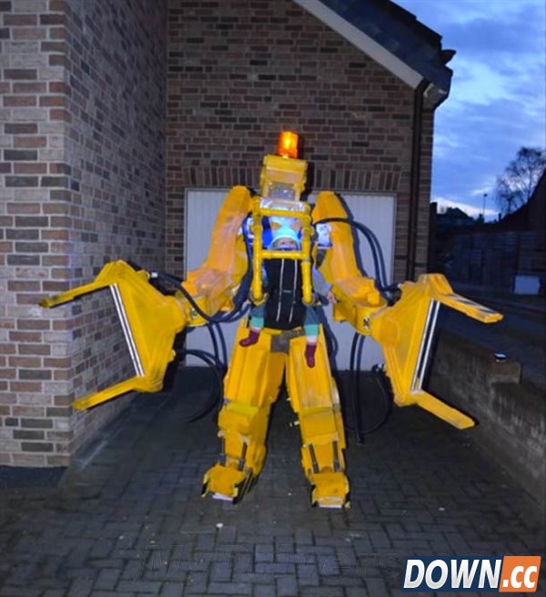 膜拜：怪老爸为13个月女儿打造婴儿机器人