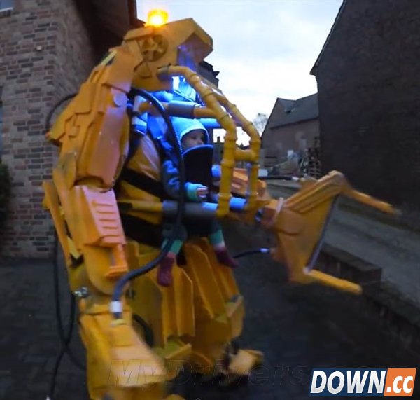 膜拜：怪老爸为13个月女儿打造婴儿机器人