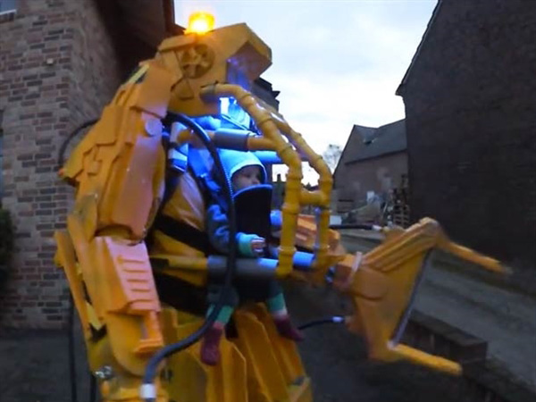 技术老爸为13个月大女儿打造婴儿机器人