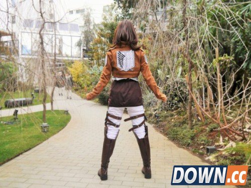 32岁女优迷上《进击的巨人》 COS演15岁三笠妹