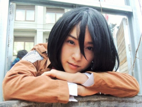 32岁女优迷上《进击的巨人》 COS15岁的三笠