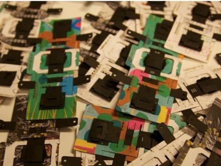 好的不一定贵 纸板制造的显微镜倍数高达2000X