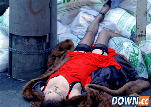 另类唯美 美女的“死亡”写真