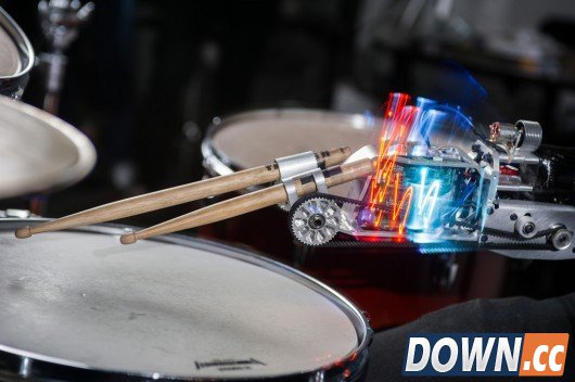 痛失右手的美国青年装上了机械手臂，有望成为专业鼓手