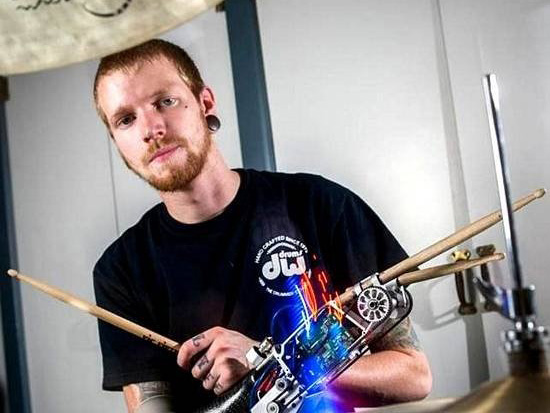 装上了机械手臂的美国青年 有望成为专业的鼓手