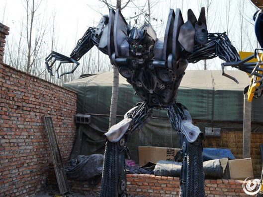 修理工20天造变形金刚 仅靠外观图纸