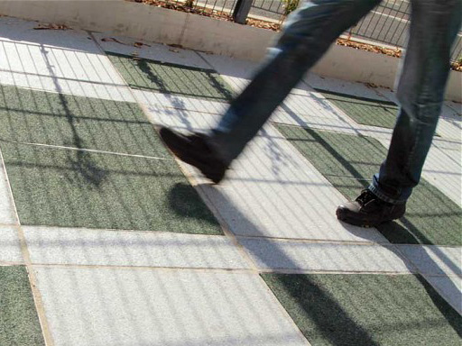 供电瓷砖：走着走着就把电发了