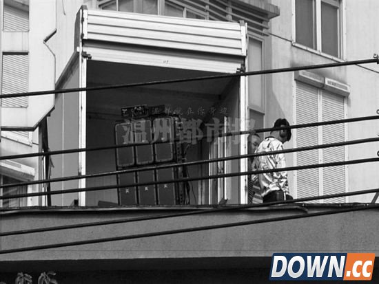 新国光住户开启定向强声扩音系统对抗“广场高分贝”。