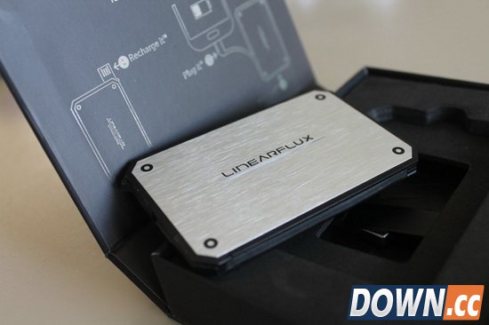 可以贴在手机背面的超薄移动电源亮相