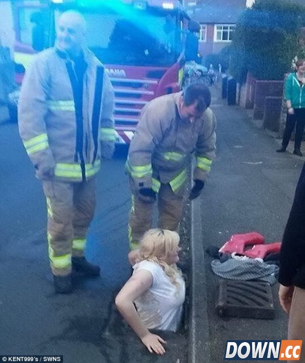 为捡回苹果手机，英国小胖妞困在下水道口