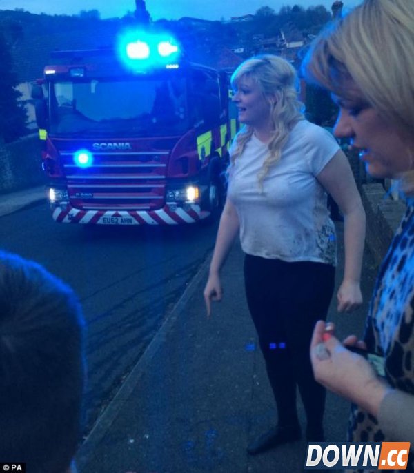 为捡回苹果手机，英国小胖妞困在下水道口