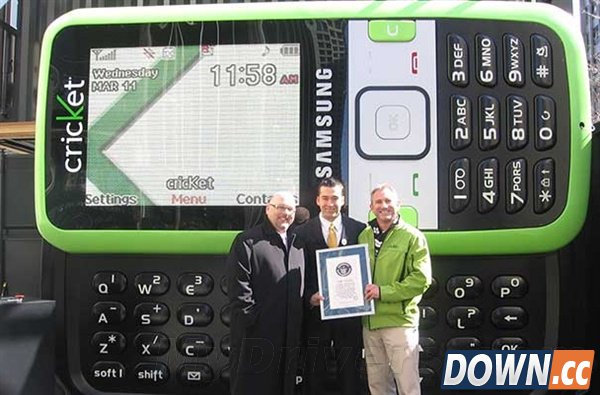 看 史上最大、最重的手机！