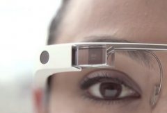 外媒记者佩戴Google Glass在马路上被扇耳光