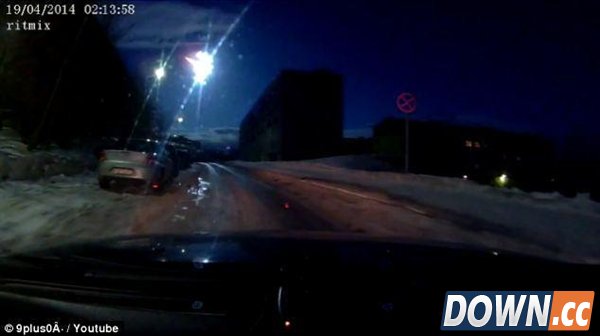 巨型陨石夜袭俄罗斯：黑夜如白昼