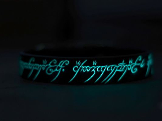 《魔戒》迷的爱：给宠物狗也戴至尊魔戒