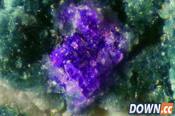 美极了！火山岩中现紫色全新矿物质