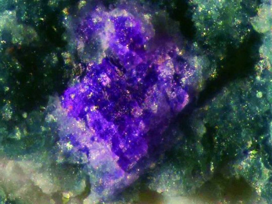 火山岩中的紫色全新矿物质真是美极了