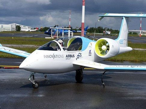 电动汽车什么的都弱爆了：空客展示小型电动飞机