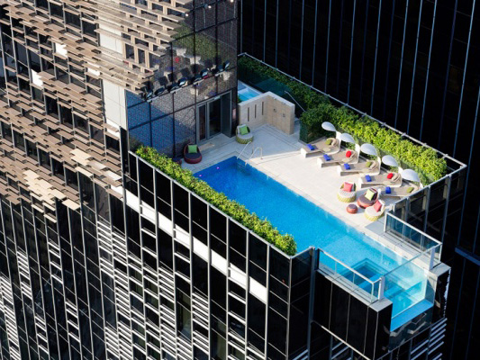 香港一酒店开放悬空泳池 你敢去游泳吗