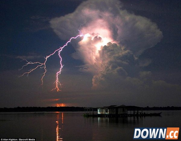 十大最怪异天气：百年一见的“空中降鱼”