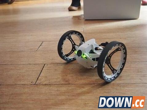 属于小孩mini版无人机：旋转爬行高跳样样全能