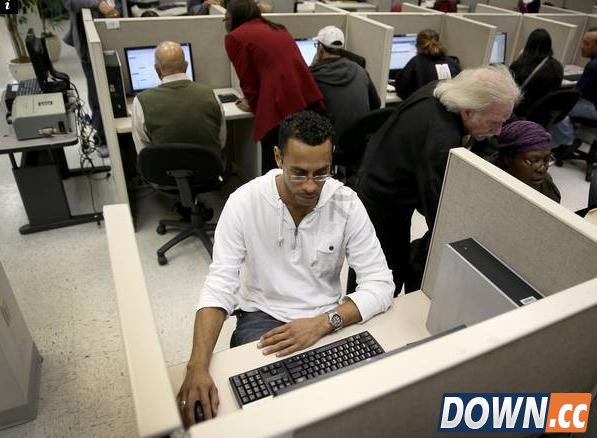 长时间面对电脑泪膜会发生变化 易患干眼症