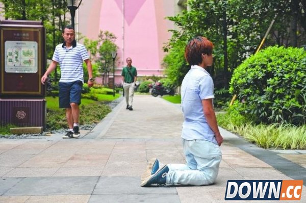 小伙与女网友相恋 雨中跪一夜仍被拒(图)